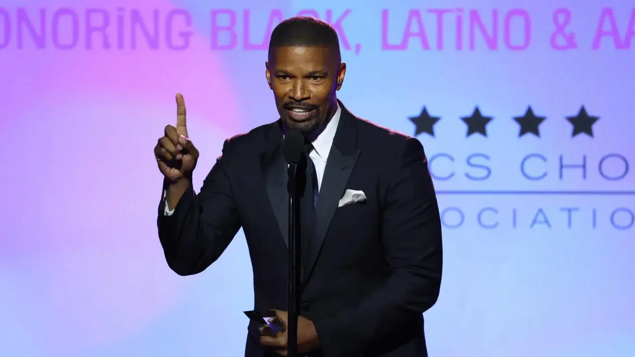 Jamie Foxx's Emotional Return: First Public Appearance Since Hospitalization Wows Audience.